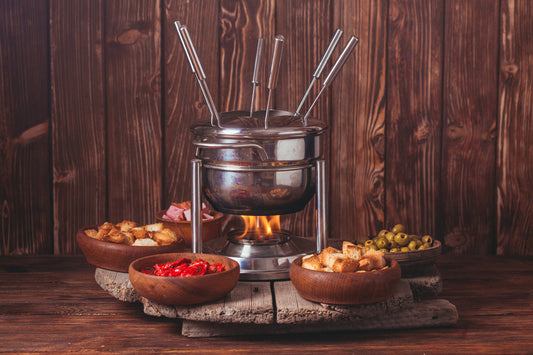 Fonduetopf mit Fleisch und Gemüse