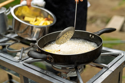 Öl in einer heißen Pfanne