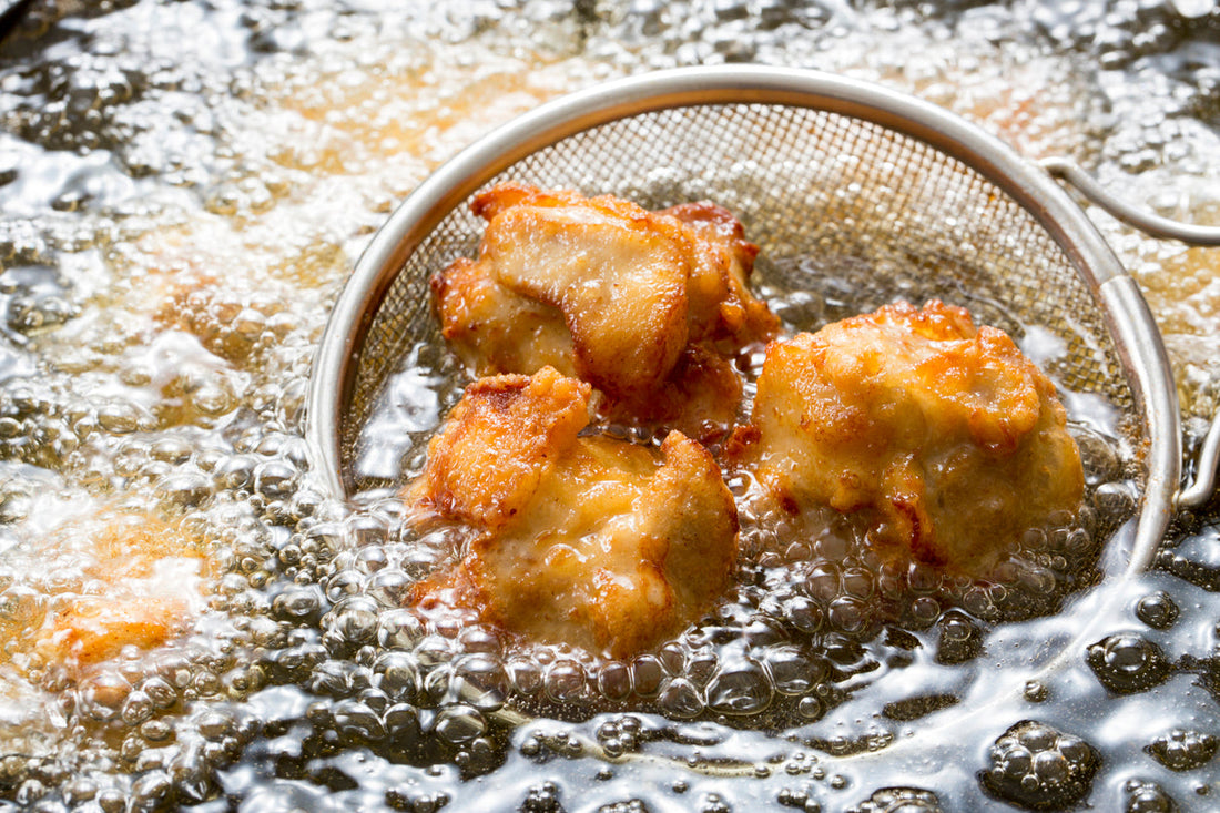 Frittiertes Hühnchen in einem Schöpflöffel