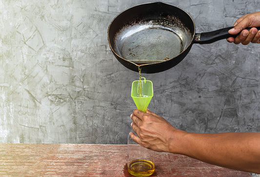 Brattfett wird in eine Flasche gegossen