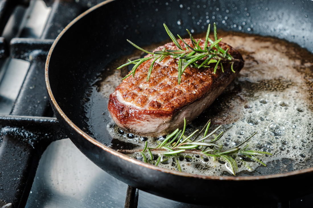 Rindersteak in einer Pfanne