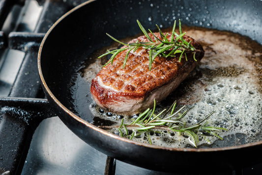 Rindersteak in einer Pfanne